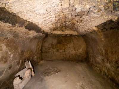 ...per ritrovarci all�interno di una stanza spoglia con la volte a botte...